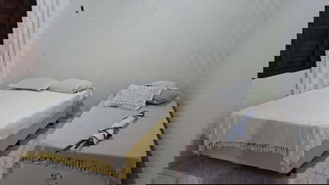 Quarto com 1 cama de casal  e 1 de solteiro,  com ar condicionado e ventilador de teto 