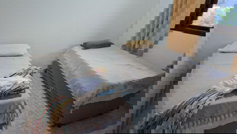 Quarto com 2 bicamas,  ar condicionado e ventilador de teto 