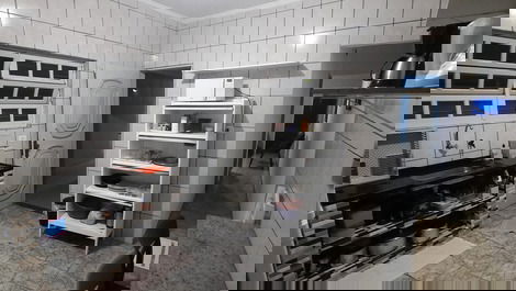 CASA COM PISCINA 50 METROS DA PRAIA - PÉ NA AREIA - WI-FI E NETFLIX