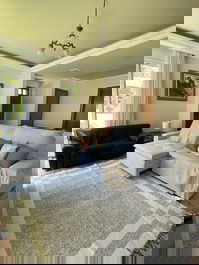 House in Jurerê Internacional with 4 bedrooms, pool, barbecue area.