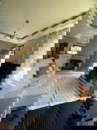 House in Jurerê Internacional with 4 bedrooms, pool, barbecue area.