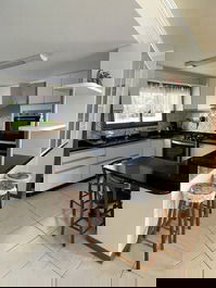 House in Jurerê Internacional with 4 bedrooms, pool, barbecue area.