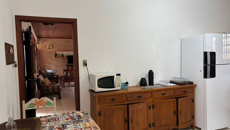 CASA TÉRREA ACONCHEGANTE COM 4 SUÍTES 1min da Praia a pé.