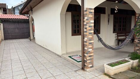 CASA TÉRREA ACONCHEGANTE COM 4 SUÍTES 1min da Praia a pé.