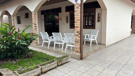 CASA TÉRREA ACONCHEGANTE COM 4 SUÍTES 1min da Praia a pé.