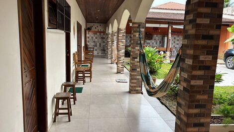 CASA TÉRREA ACONCHEGANTE COM 4 SUÍTES 1min da Praia a pé.