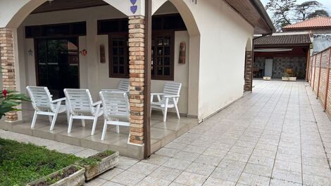 CASA TÉRREA ACONCHEGANTE COM 4 SUÍTES 1min da Praia a pé.