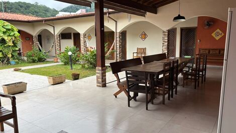 CASA TÉRREA ACONCHEGANTE COM 4 SUÍTES 1min da Praia a pé.