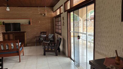 CASA TÉRREA ACONCHEGANTE COM 4 SUÍTES 1min da Praia a pé.