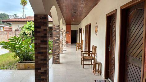 CASA TÉRREA ACONCHEGANTE COM 4 SUÍTES 1min da Praia a pé.