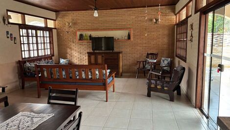 CASA TÉRREA ACONCHEGANTE COM 4 SUÍTES 1min da Praia a pé.