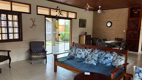 CASA TÉRREA ACONCHEGANTE COM 4 SUÍTES 1min da Praia a pé.