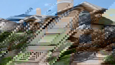 Mansion with 8 suites, sleeps 16, pool in Jurerê Internacional