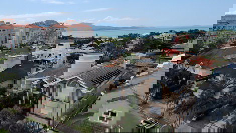 Mansion with 8 suites, sleeps 16, pool in Jurerê Internacional