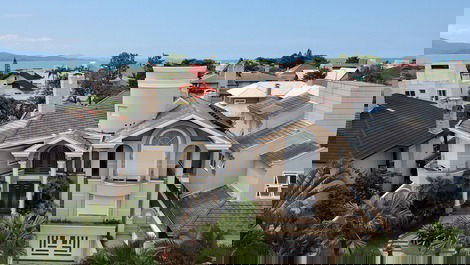 Mansion with 8 suites, sleeps 16, pool in Jurerê Internacional