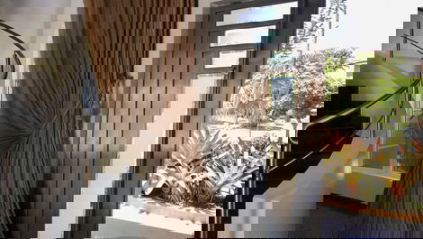 Mansion with 8 suites, sleeps 16, pool in Jurerê Internacional