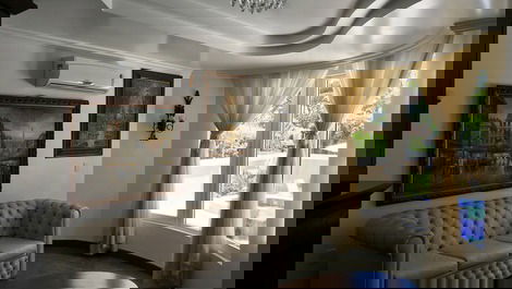 Mansion with 8 suites, sleeps 16, pool in Jurerê Internacional