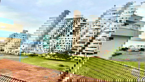 Apartamento com 2 dormitórios na Quadra do Mar em Meia Praia