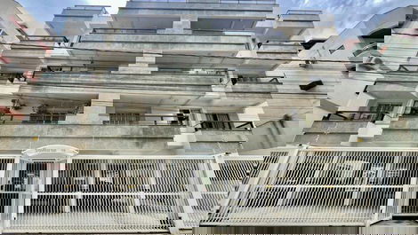 Apartamento com 2 dormitórios na Quadra do Mar em Meia Praia