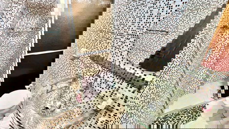 Apartamento com 2 dormitórios na Quadra do Mar em Meia Praia