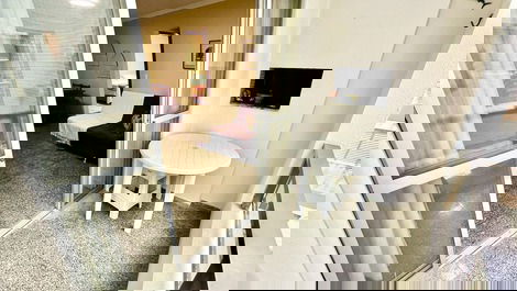 Apartamento com 2 dormitórios na Quadra do Mar em Meia Praia