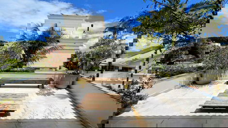 House in Jurere Internacional with pool, 4 blocks from the beach.