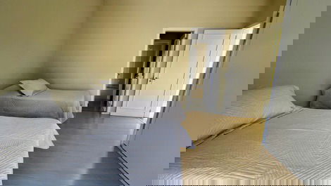 House in Jurere Internacional with pool, 4 blocks from the beach.