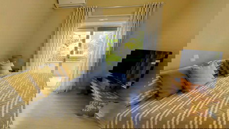 House in Jurere Internacional with pool, 4 blocks from the beach.