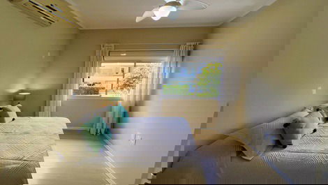 House in Jurere Internacional with pool, 4 blocks from the beach.