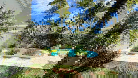 House in Jurere Internacional with pool, 4 blocks from the beach.