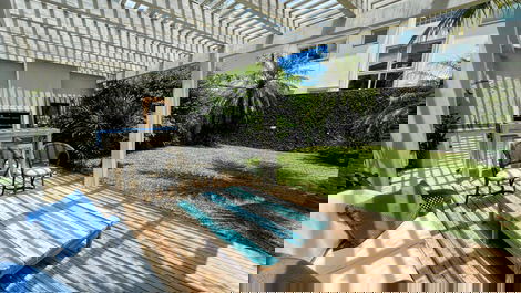 House in Jurere Internacional with pool, 4 blocks from the beach.