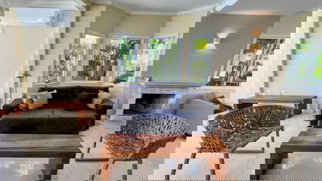 House in Jurere Internacional with pool, 4 blocks from the beach.