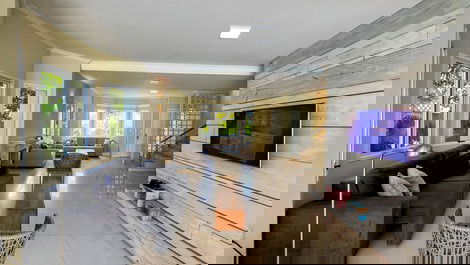 House in Jurere Internacional with pool, 4 blocks from the beach.