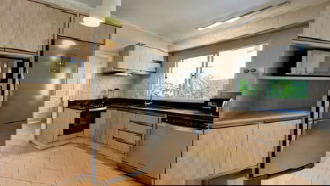 House in Jurere Internacional with pool, 4 blocks from the beach.