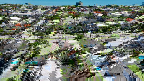 House in Jurere Internacional with pool, 4 blocks from the beach.