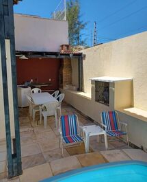 Área goumert do chalé com churrasqueira e piscina