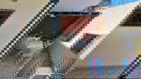 Área goumert do chalé com churrasqueira coberta, ducha e piscina