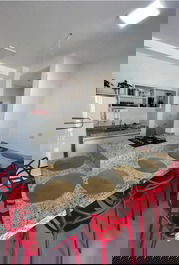 Cozinha com ilha, integrada a sala.