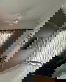 Sala com tv 43 smart, ventilador de teto e sof cama.