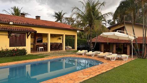 Piscina e churrasqueira