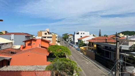 Excelente ajuste en Prainha, 3 dormitorios con aire acondicionado, balcón con barbacoa