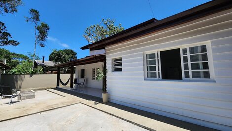 House with 4 suites just 50m from Itamambuca beach.