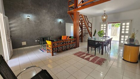 House with 4 suites just 50m from Itamambuca beach.