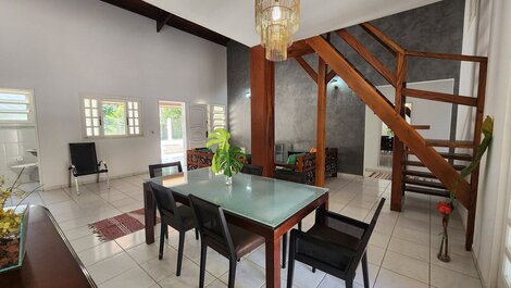 House with 4 suites just 50m from Itamambuca beach.