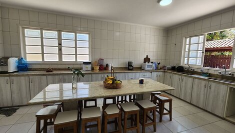 House with 4 suites just 50m from Itamambuca beach.