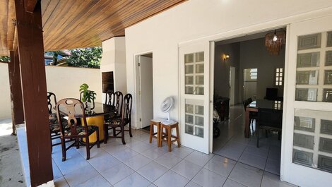 House with 4 suites just 50m from Itamambuca beach.