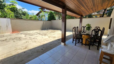 House with 4 suites just 50m from Itamambuca beach.