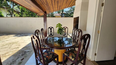 House with 4 suites just 50m from Itamambuca beach.