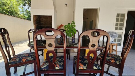 House with 4 suites just 50m from Itamambuca beach.