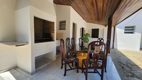 House with 4 suites just 50m from Itamambuca beach.